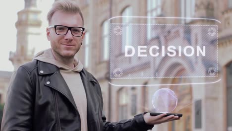 Kluger-junger-Mann-mit-Brille-zeigt-eine-konzeptionelle-Hologramm-Entscheidung