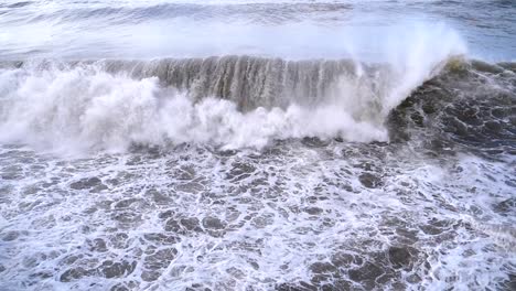 Sturm-auf-dem-Meer.-Riesige-Wellen-sind-abstürzt-und-Spritzen-am-Ufer.-Slow-Motion