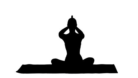 Silhouette-junge-sportliche-Frau-sitzt-in-Lotus-Pose,-die-Hand-über-dem-Kopf