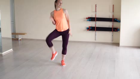 Joven-Linda-a-chica-haciendo-ejercicios-en-gimnasio-o-estudio-de-danza.-concepto-de-fitness,-deporte,-danza-y-estilo-de-vida