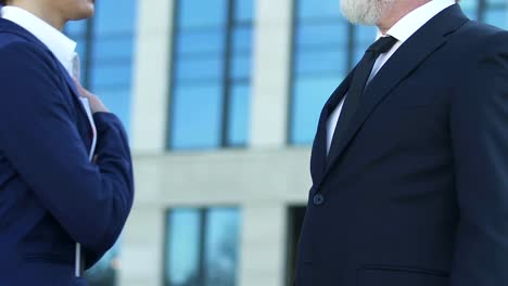 Businessman-angry-at-assistant-coming-late-for-meeting,-non-punctual-employee