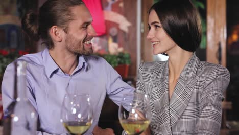 Marriage-Proposal.-Man-Proposing-Woman-Get-Married-In-Restaurant