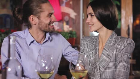 Heiratsantrag.-Mann-schlägt-Frau-heiraten-im-Restaurant