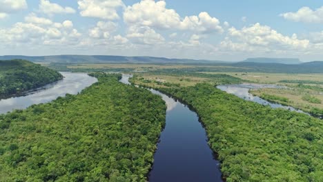 Luftaufnahme-der-Canaima-National-Park-und-den-Carrao-Fluss-hinunter-Canaima-Lagune