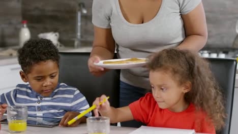 Afrikanerin-macht-Frühstück-für-ihre-Kinder