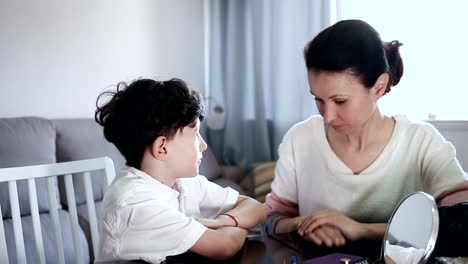 Retrato-de-mujer-seria-hablando-con-hijo-adolescente