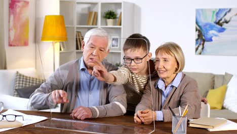 Abuelos-y-nietos-usando-pantalla-AR-transparente