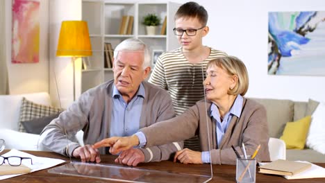 Seniors-y-Grandson-usando-LA-exhibición-de-AR-juntos