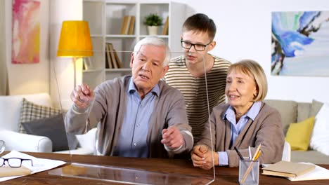 Abuelos-y-nietos-que-usan-la-pantalla-de-realidad-aumentada-invisible