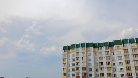 Hermoso-timelapse-de-la-casa-sobre-un-fondo-de-nubes