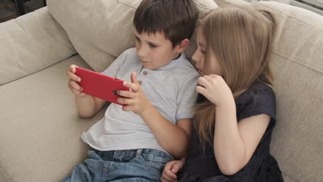 Kids-lying-on-sofa-with-mobile-phone
