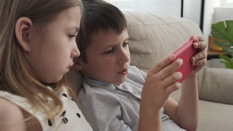 Children-playing-game-on-mobile-phone