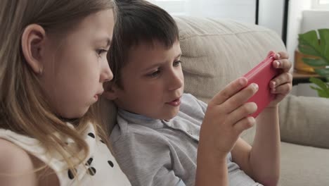 Niños-jugando-juego-en-el-teléfono-móvil