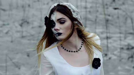 Eine-Frau-mit-Make-up-von-toten-Braut-für-Halloween-in-Hochzeitskleid.-zeitlupe.-Hd