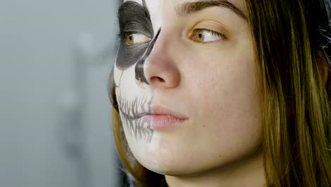 Artista-de-maquillaje-está-haciendo-mujer-rubia-como-novia-muerta-para-la-fiesta-de-Halloween.-4K