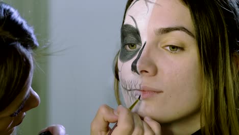 Artista-de-maquillaje-está-haciendo-mujer-rubia-como-novia-muerta-para-la-fiesta-de-Halloween.-4K