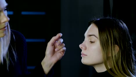 Artista-de-maquillaje-está-haciendo-mujer-rubia-como-novia-muerta-para-la-fiesta-de-Halloween.-4K