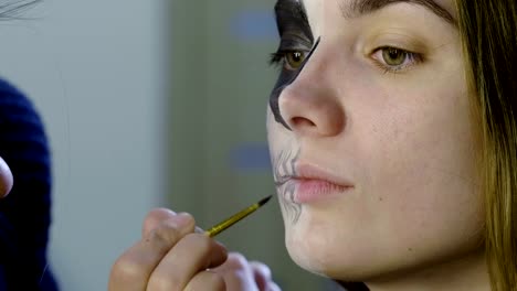 Artista-de-maquillaje-está-haciendo-mujer-rubia-como-novia-muerta-para-la-fiesta-de-Halloween.-4K