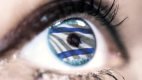 Frau-blaues-Auge-in-Nahaufnahme-mit-der-Flagge-von-Israel-in-Iris-mit-Windbewegung.-Videokonzept