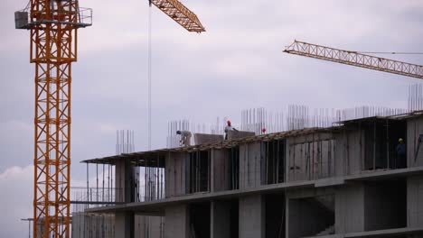 Bauherren-am-Rande-eines-im-Bau-befindlichen-Wolkenkratzers.-Arbeiter-auf-einer-Baustelle