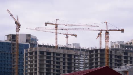 Turmkräne-auf-einer-Baustelle-im-Hochhaus-unter-Counstruction