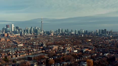 Toma-aérea-de-un-barrio-del-West-End-Toronto-a-finales-de-otoño.