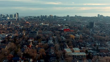 Toma-aérea-de-un-barrio-del-West-End-Toronto-a-finales-de-otoño.