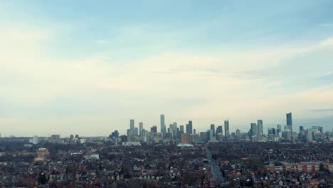 Toma-aérea-de-un-barrio-del-West-End-Toronto-a-finales-de-otoño.