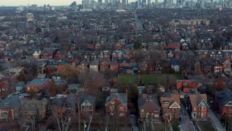 Toma-aérea-de-un-barrio-del-West-End-Toronto-a-finales-de-otoño.