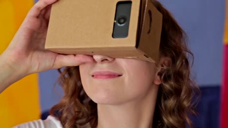 Joven-mujer-rizada-utilizando-gafas-de-realidad-Virtual