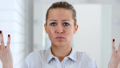 Angry-Woman-Portrait-in-Office,-Fighting