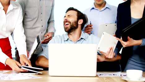 Executive-getting-frustrated-while-working-at-his-desk