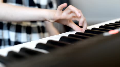 Little-girl-aprender-a-jugar-el-piano.