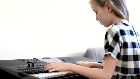 Little-girl-aprender-a-jugar-el-piano.