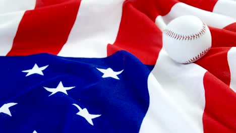 Baseball-auf-eine-amerikanische-Flagge-fallen