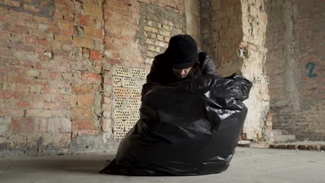 Homeless-man-found-phone-in-the-garbage-bag