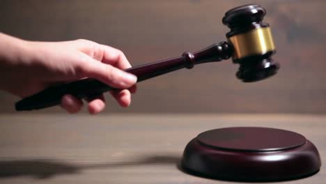 Closeup-of-Wooden-Courtroom-Gavel