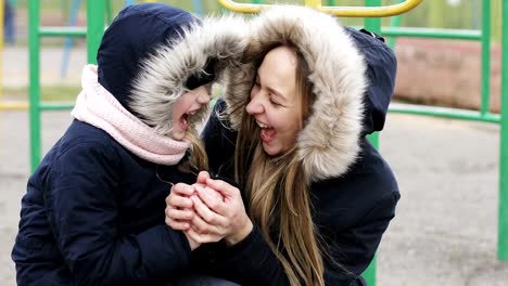 Tochter-und-Mutter-haben-ein-lustiges-auf-Spielplatz