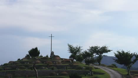 Das-Kreuz-und-die-Statue-der-Jungfrau-Maria-am-Friedhof-in-Asien