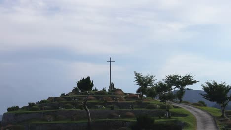 Das-Kreuz-und-die-Statue-der-Jungfrau-Maria-am-Friedhof-in-Asien