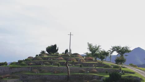 Das-Kreuz-und-die-Statue-der-Jungfrau-Maria-am-Friedhof-in-Asien