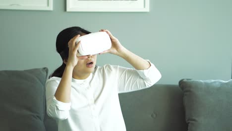 Asiatische-Frau-mit-virtual-Reality-Kopfhörer