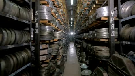 Miles-de-cintas-de-vídeo-se-almacenan-en-el-archivo-de-película.