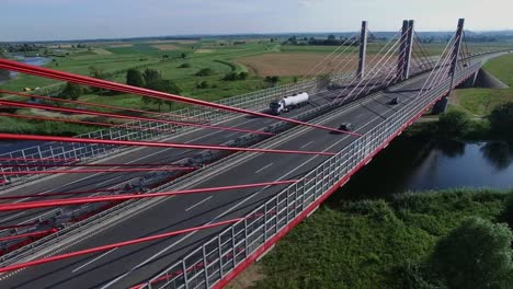 Antenne-des-modernen-Autobahn-Kabel-gebliebene-Brücke-am-Fluss