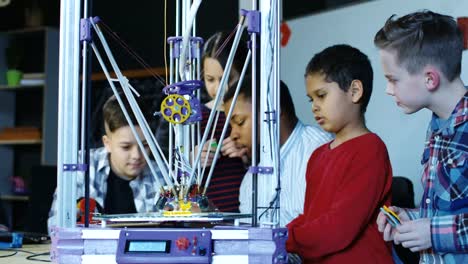 Lehrer-mit-Kindern-erkunden-3D-Druck