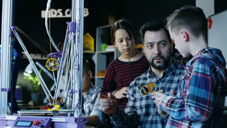 Lehrer-mit-Kindern-erkunden-3D-Druck