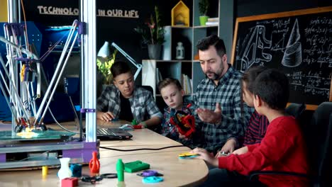 Lehrer-mit-Kindern-erkunden-3D-Druck