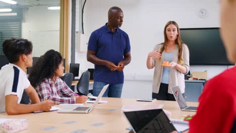 Mujer-estudiante-da-presentación-en-clase-de-diseño-de-CAD/3D