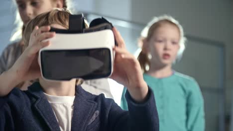 Children-Trying-Virtual-Reality