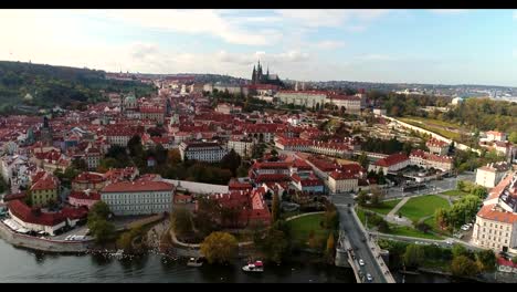 Panorama-von-Prag,-Antenne-der-Stadt,-Blick-von-oben-auf-das-Stadtbild-von-Prag,-Flug-über-die-Stadt,-Bereich-Altstadt,-Prager-Burg-und-Vltava-(Moldau),-Tschechische-Republik,-Prag